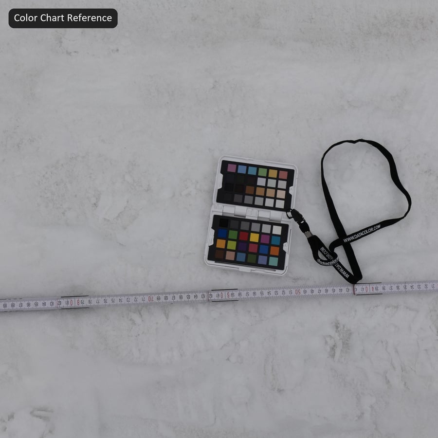 Lätta däckspår och fotavtryck på snö Textur