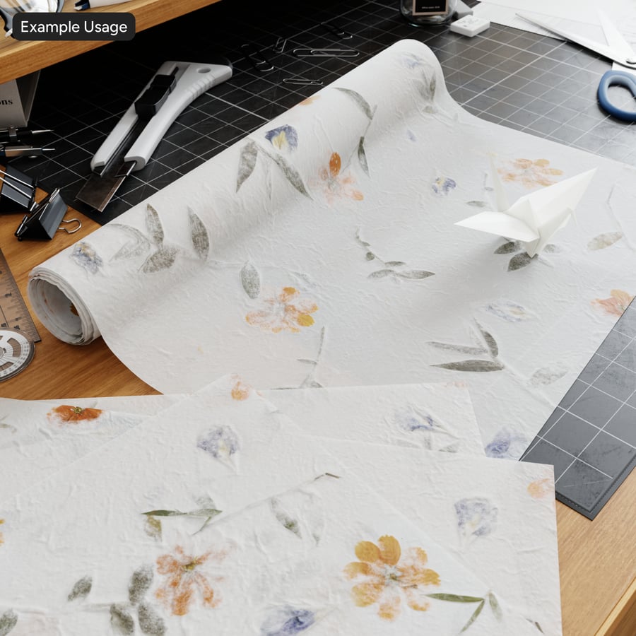 Textura de papel de amora pesada com flores de íris