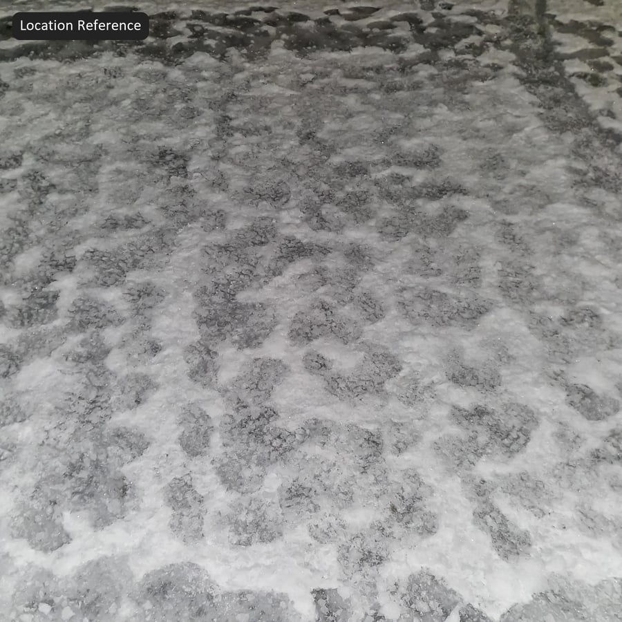 Texture d'empreintes de pas sur l'asphalte enneigé