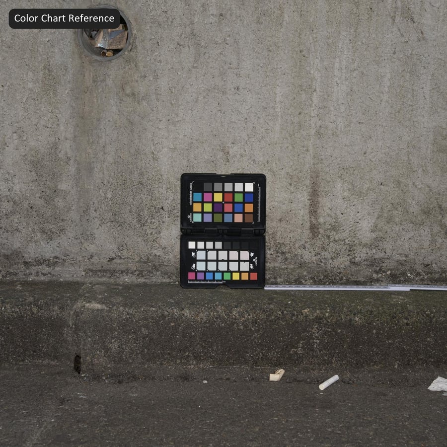 Стара текстура підпірної стіни з бетонних панелей, вкритих водоростями