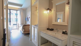 Deluxe Room Pool Access gallery image 3