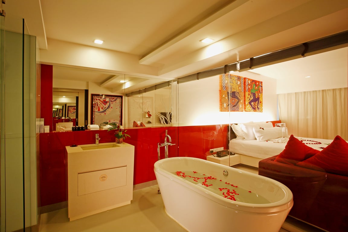 Jacuzzi Suite — B-Lay Tong Phuket Thailand
