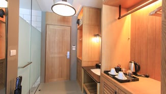 Deluxe Room Pool View gallery image 4