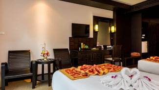 Grand Deluxe Pool Views gallery image 3