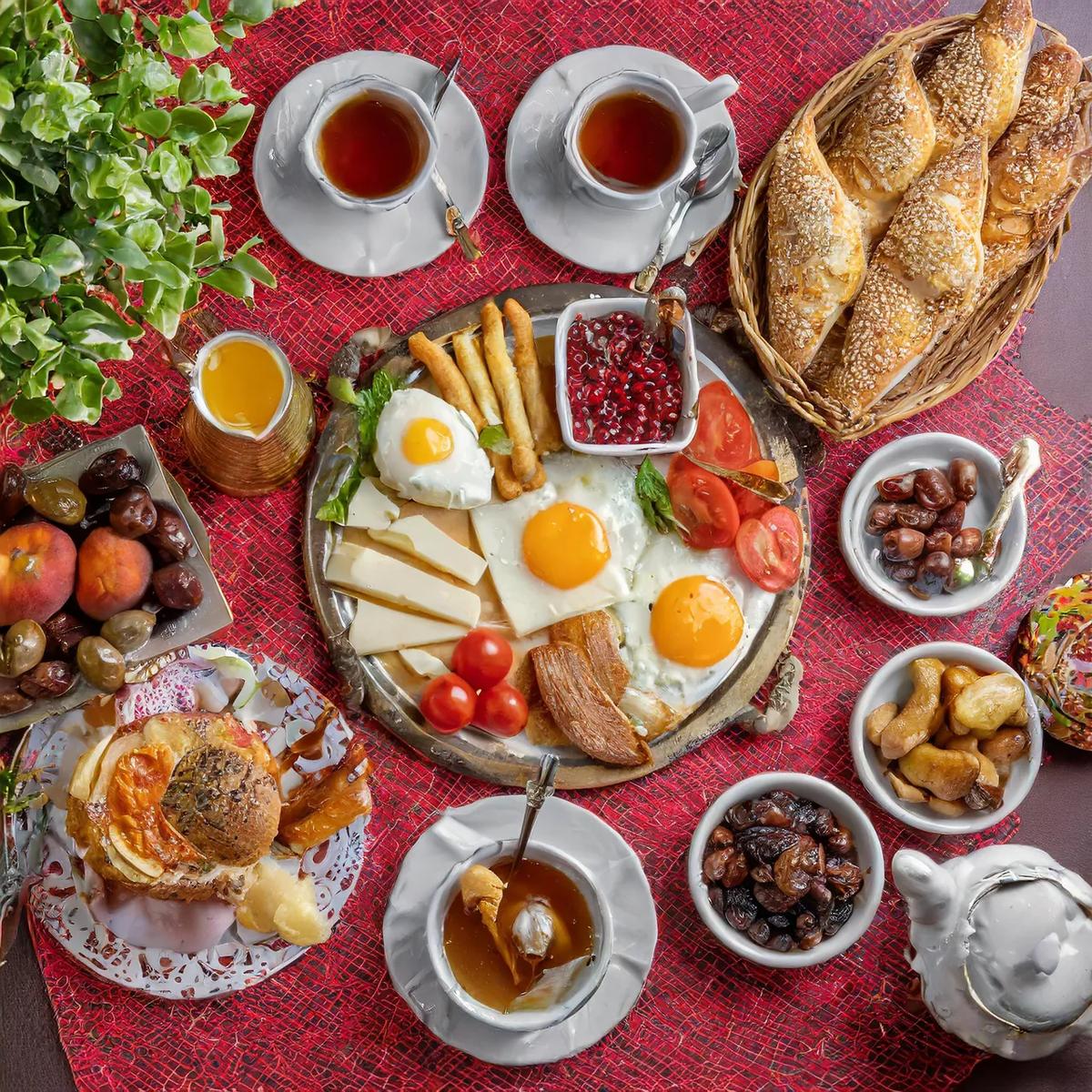 MelonRouge: Eatery, Art, Antiques