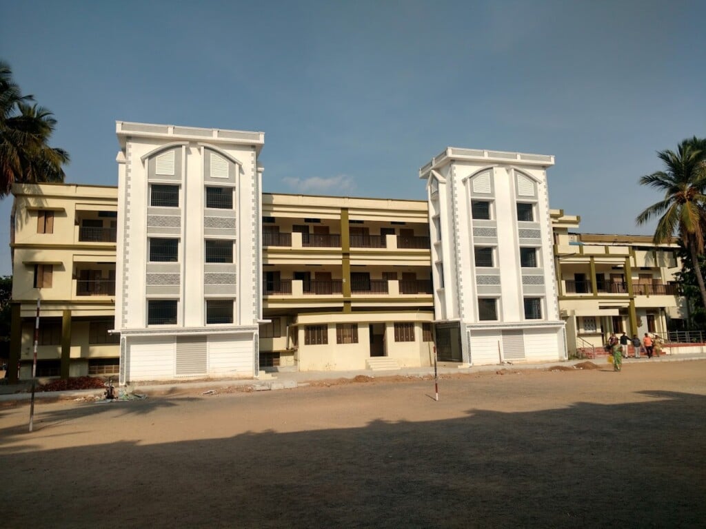 Holy Cross Matriculation Higher Secondary School Vellore - 4