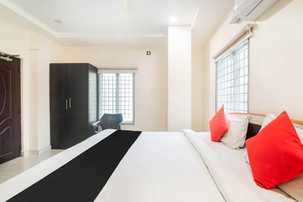 Capital O Hotel Aditya Grand - 4