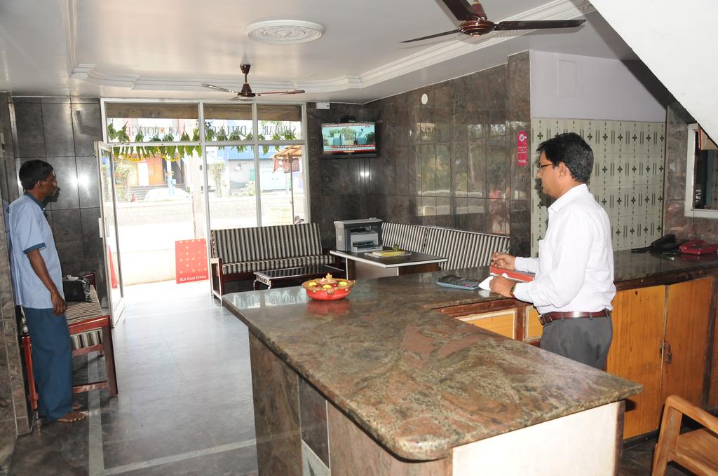 Hotel Sarovar Lodge - 2