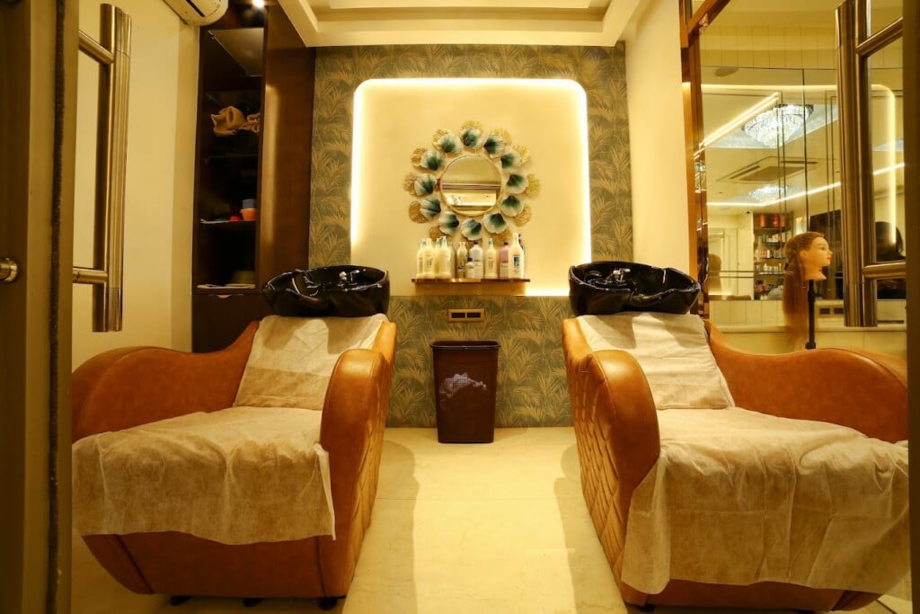 RATNA MAKEUP LOUNGE & UNISEX SALON - 2