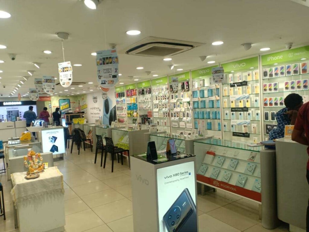 Poorvika Mobiles RS Puram - 4