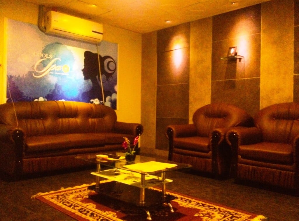 coolsspa k and q saloon - 3