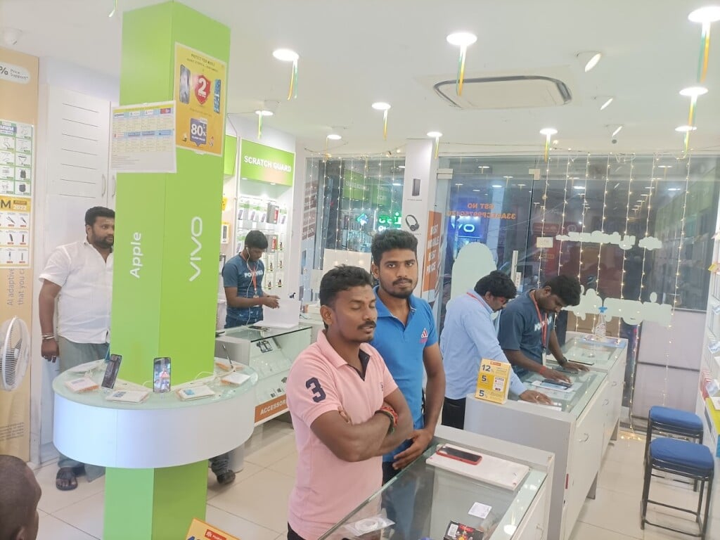 Poorvika Mobiles Trichy - Opp to TJ Automobiles - 4