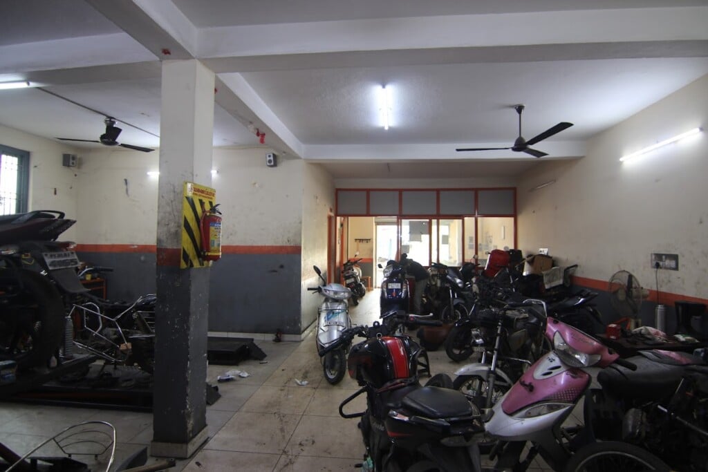 Arrow Bikes - Multi Brand Hi - Tech Two Wheeler Service Station - 3