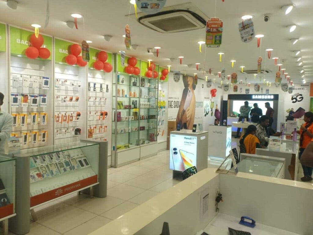 Poorvika Mobiles Salem - Opp to Saradha College - 4