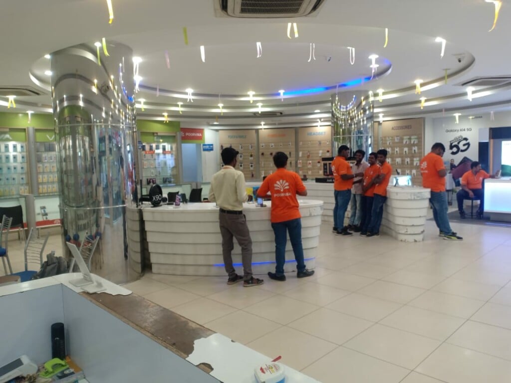 Poorvika Mobiles Salem - Near ARRS Multiplex Theatre - 2