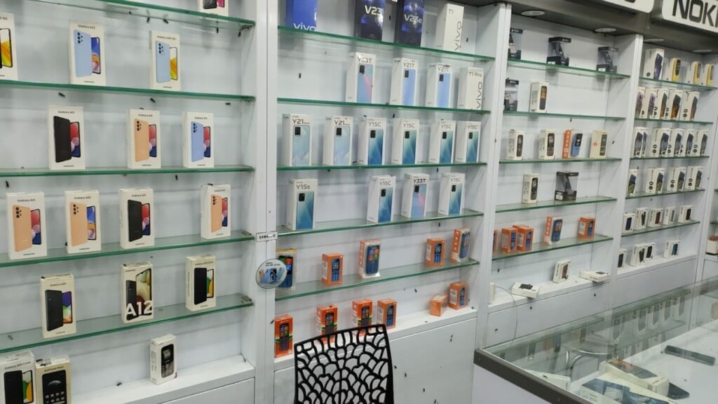 Supreme Mobiles- VSP Corner, Erode - 4