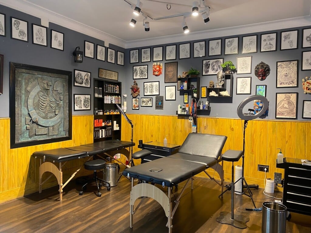 Black Hive Tattoo Studio - 5