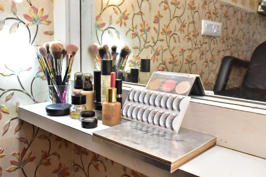 Paro's Family Salon - Unisex beauty salon in Dumdum, Kolkata - 2