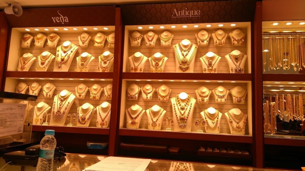 Joyalukkas Jewellery Kolkata - 2