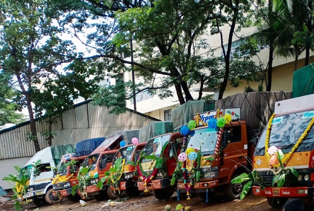 V R Parcel Movers - 3