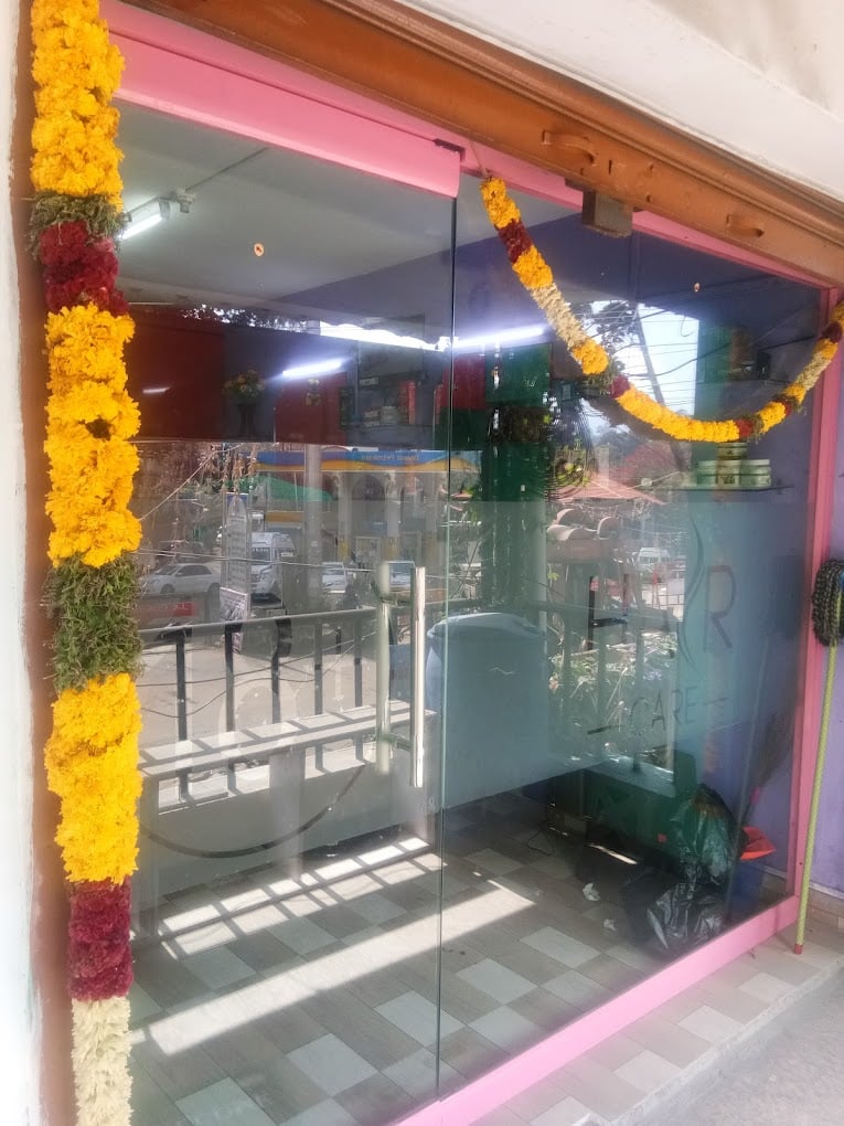 18+ Hair Care Men's Saloon