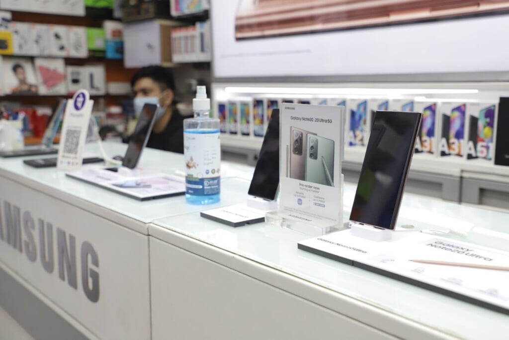 Cell World - Mobile Phone Shop - 3