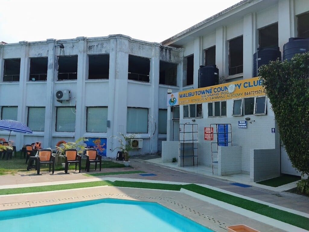 Malibu Towne Swimming Pool - 3