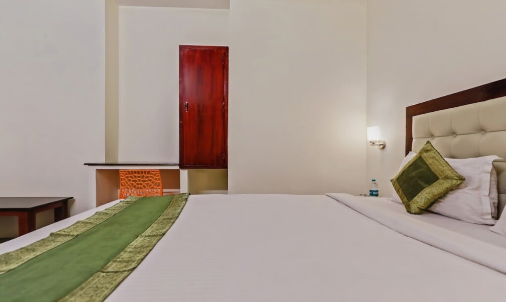 Itsy By Treebo - Prakasam Residency With Roadside View - 4