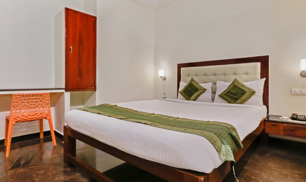 Itsy By Treebo - Prakasam Residency With Roadside View - 5