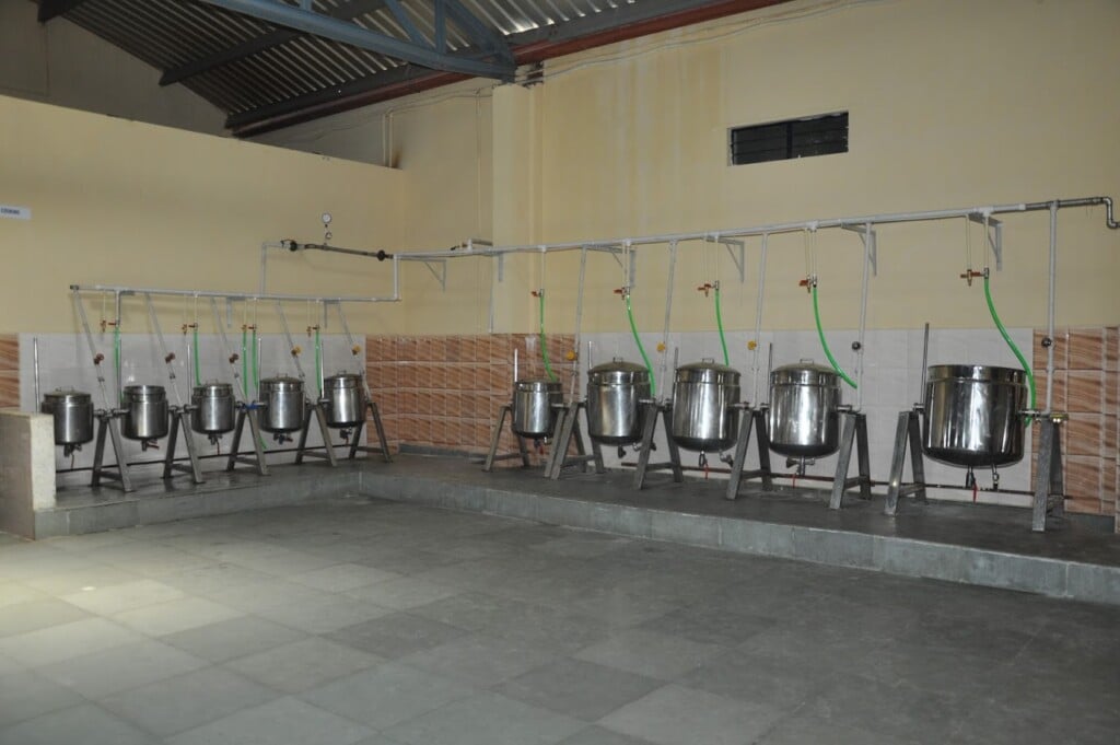 MOM'S COOK CATERING & PARTY HALL - 2