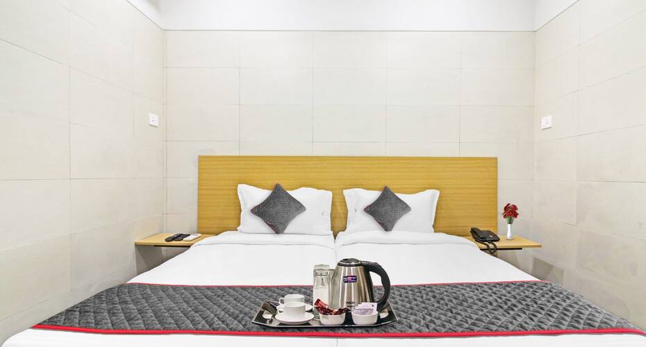 Super OYO Townhouse 1033 Ameerpet - 4