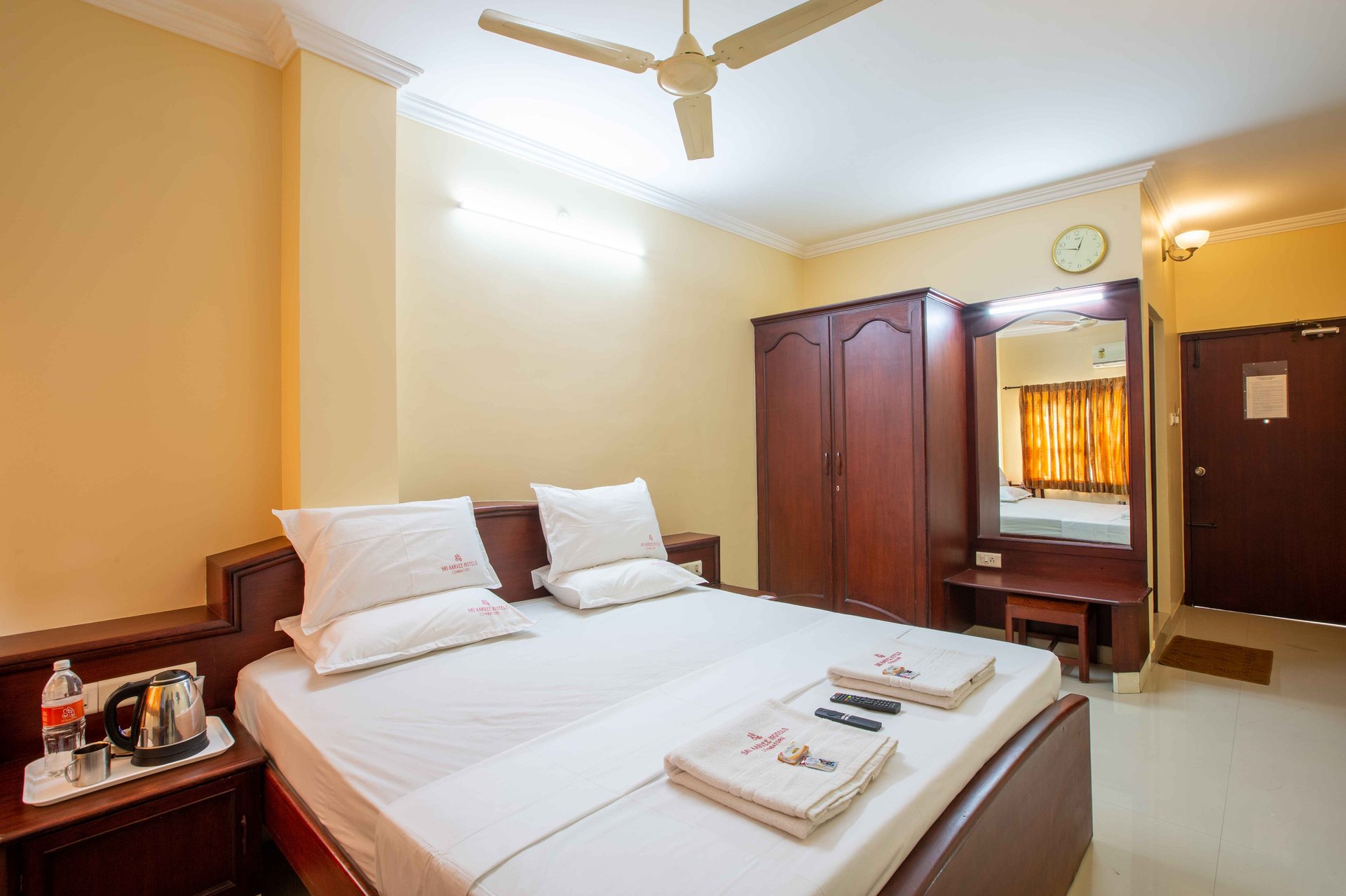 Sri Aarvee Hotel - 4