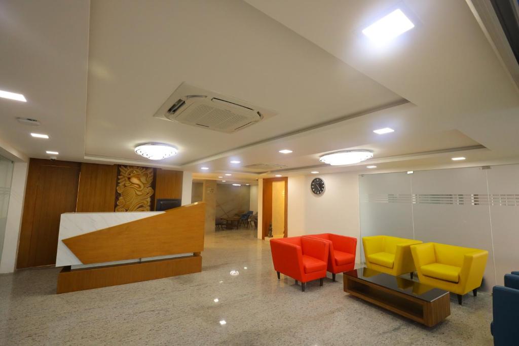 Kfour Apartment & Hotels | Adhivisesham bar - 2