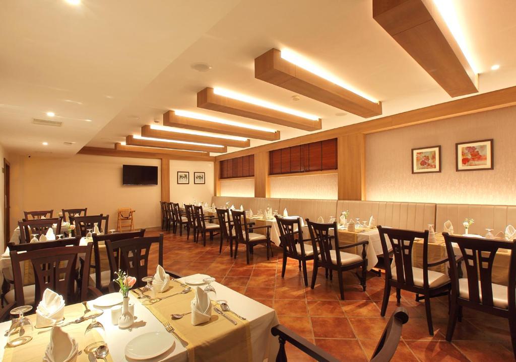 Hotel Crystal Plaza - 3