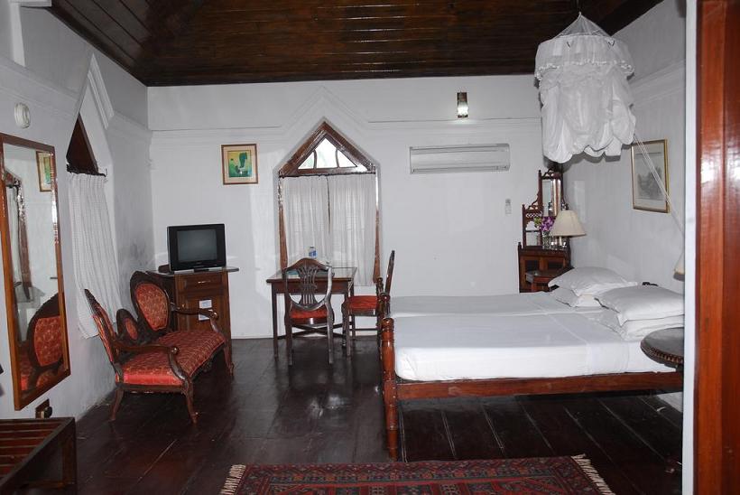 The Old Courtyard Hotel - 4