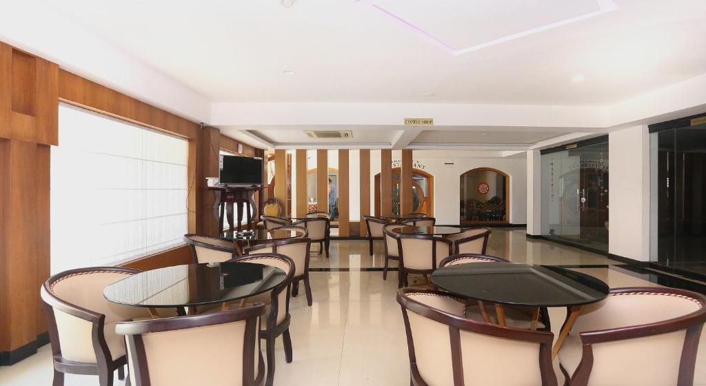 Super OYO Capital O Hotel Dona Castle - 3