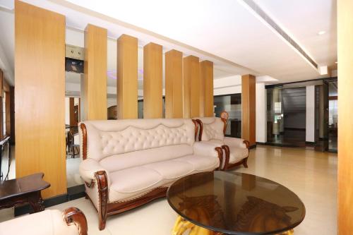 Super OYO Capital O Hotel Dona Castle - 2