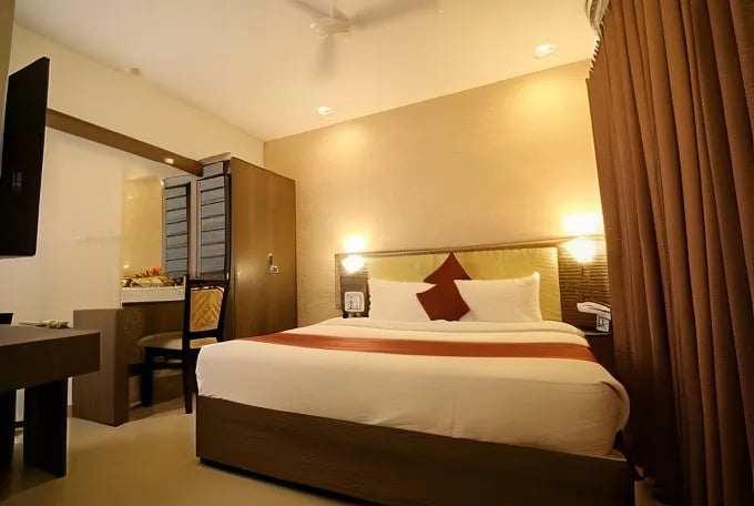 THE MONARCH HOTEL - 4