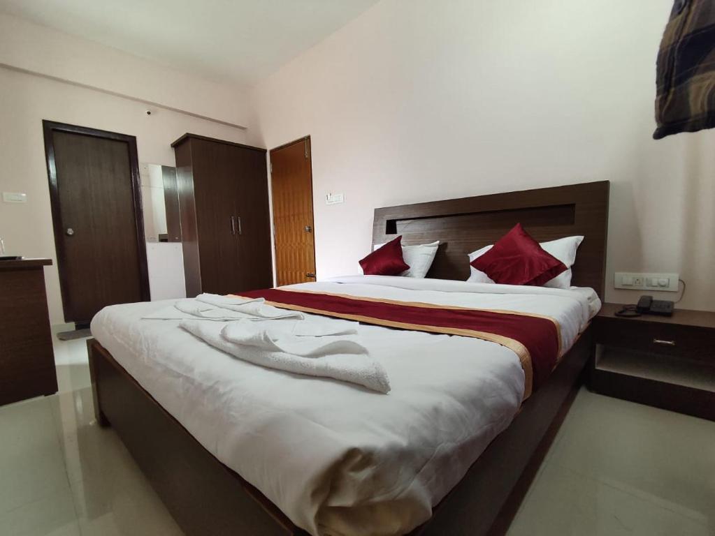 Hotel Royal Suites - 3