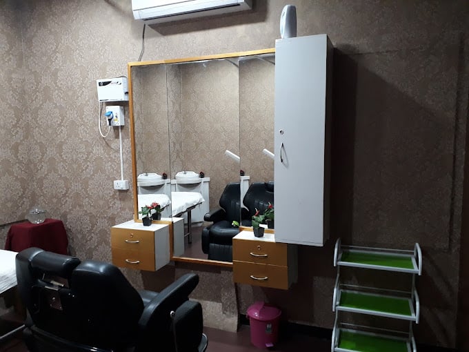 Glitz & Glamz (Profession Unisex Saloon) - 2