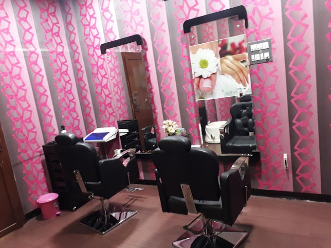 Glitz & Glamz (Profession Unisex Saloon) - 3