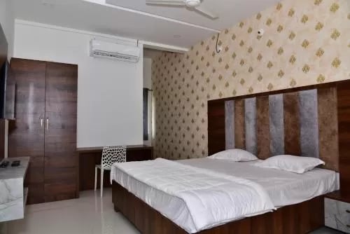 Hotel Chandana Deluxe - 4