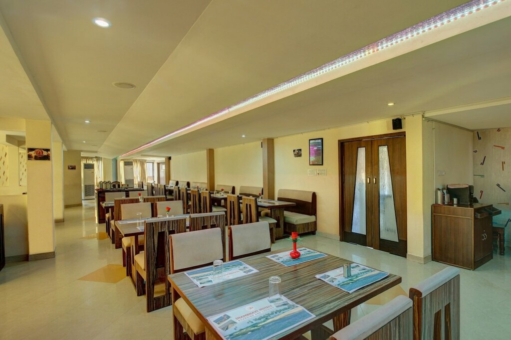 OYO 23534 Shambhavi Hotels - 3