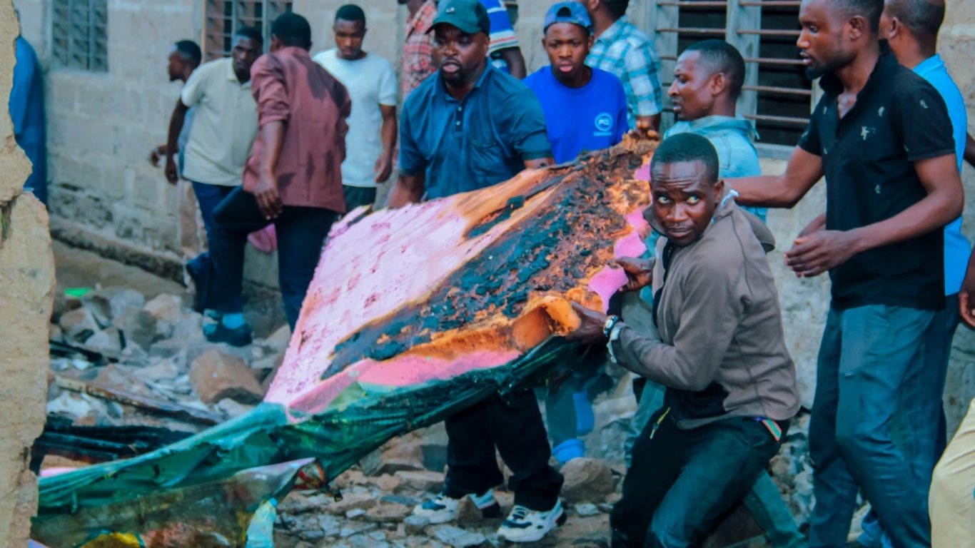 Mabomu ya Machozi Yatikisa Mji, Gari la Zimamoto Lapigwa Mawe