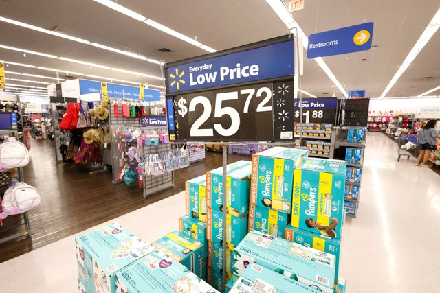Trump Amtaka Walmart Isipandishe Bei kwa Sababu ya Ushuru, Asema "Nawatazama!"