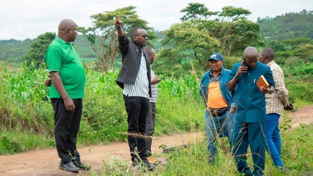 Mvua Zageuka Mwiba Ngara: Mbunge Bahemu Avalia Njuga Miundombinu, Ataka Wakandarasi ‘Wasiwachezee’ Wananchi