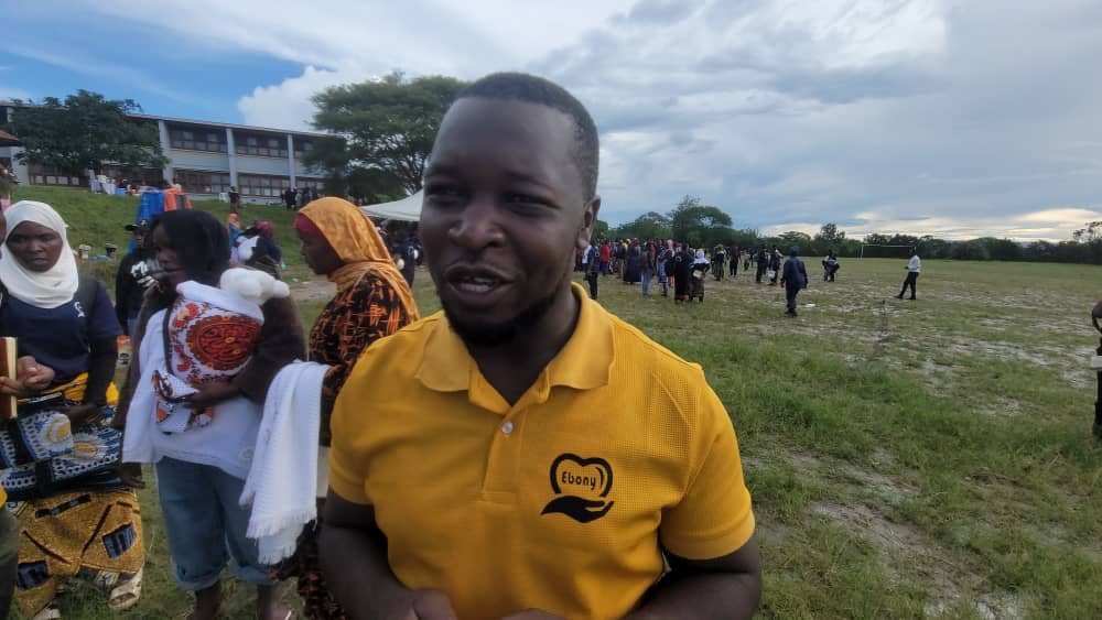 Mvua Haijazuia Upendo: Wanachama wa Ebony FM Wajumuika Kumsaidia Mama Zeka na Kuijadili Hatima ya Redio Yao