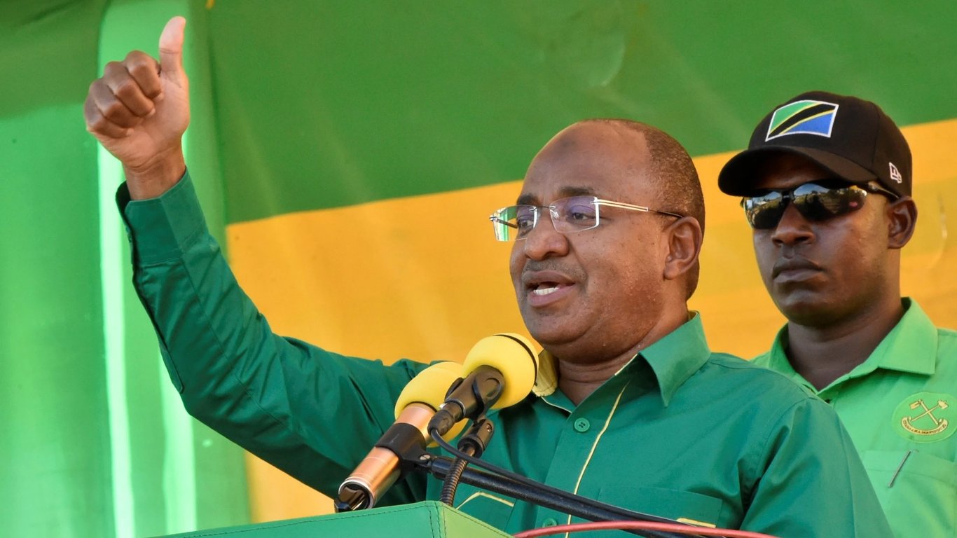 Dk. Mwinyi Awatumia Ujumbe Mzito Wapemba: 'Umoja Wetu Ndo Silaha, Siasa za Chuki Basi!'