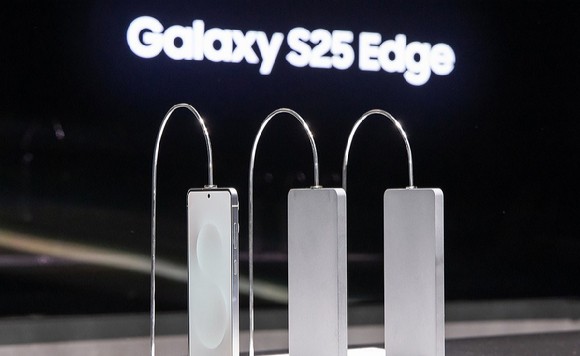 Vita ya Simu Nyembamba: Samsung na Apple Kukabiliana Kwenye Soko la Tanzania