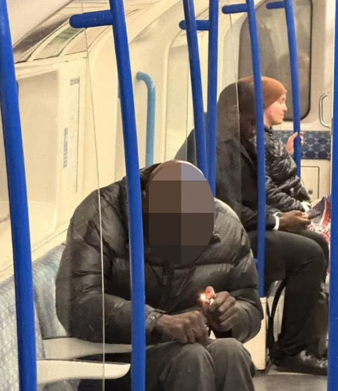 Mwanamume Akamatwa Akivuta 'Crack Cocaine' Kwenye Treni ya Chini ya Ardhi London, Watu Washangazwa